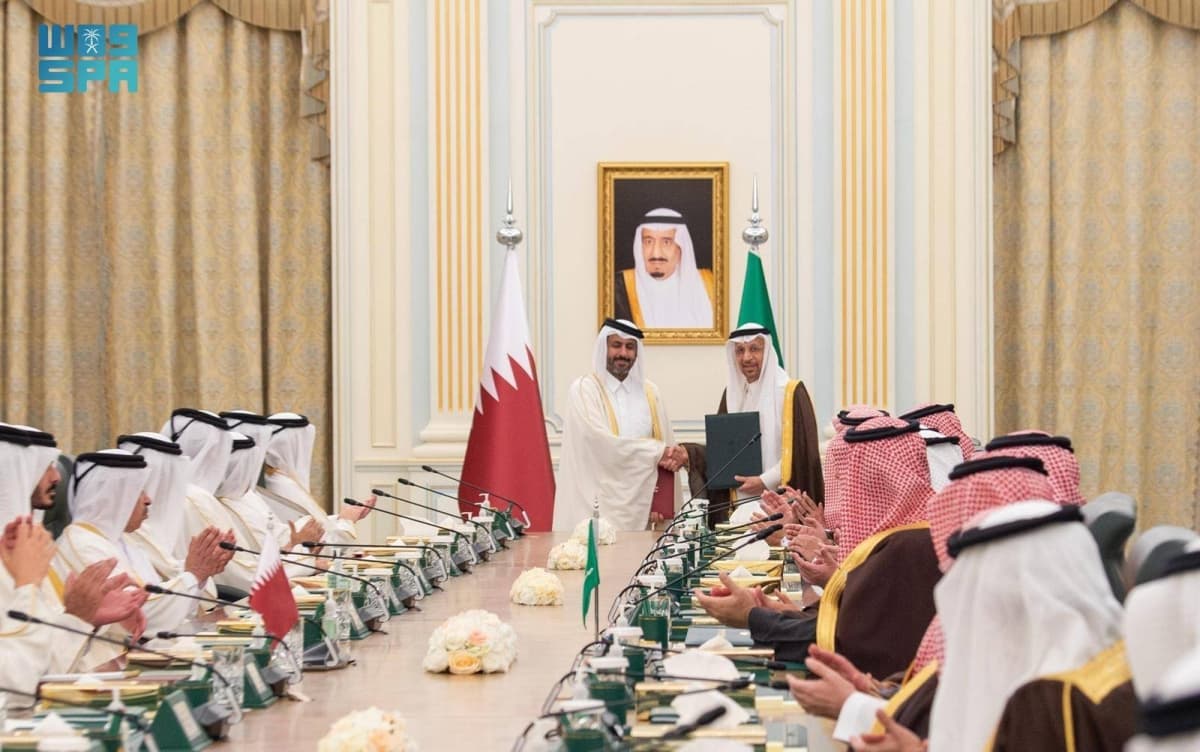 ولي العهد وأمير قطر يشهدان توقيع اتفاقية تنفيذ مشروع قطار السعودية - قطر السريع