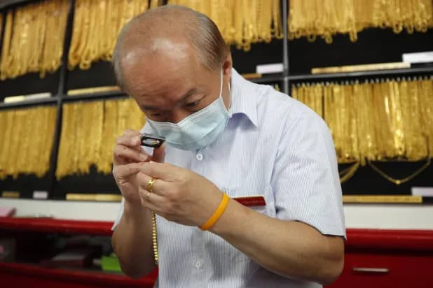 أسعار النفط تتراجع بعد أربعة أيام من الارتفاع وسط مخاوف من الإمدادات