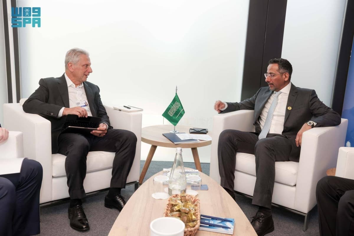 وزير الصناعة يلتقي مسؤولين حكوميين وقادة شركات عالمية