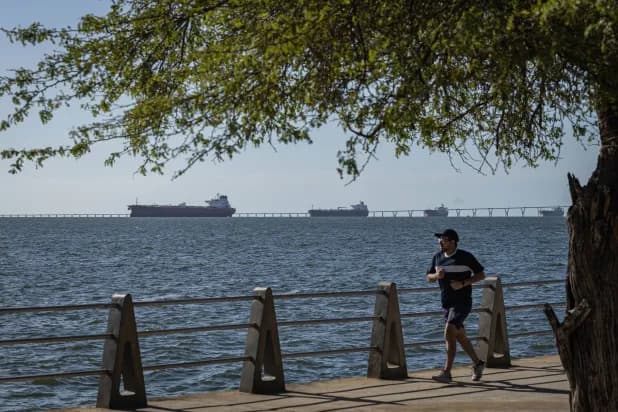 أسعار النفط ترتفع بشكل طفيف بعد تراجع ترمب عن تهديداته بفرض رسوم جمركية