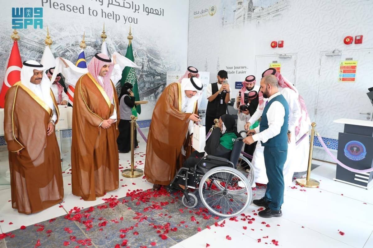 «وزير النقل» يستقبل أولى رحلات الحجاج لموسم الحج عبر مبادرة «طريق مكة»