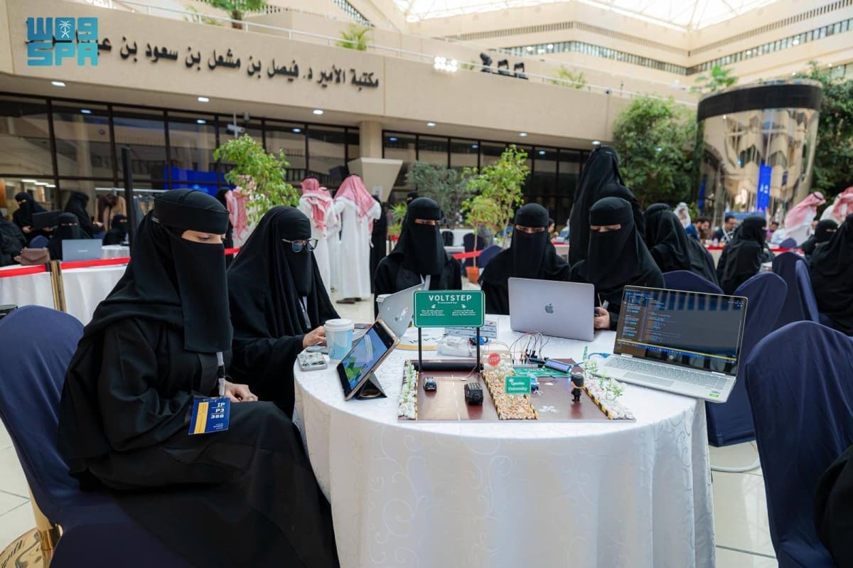 ابتكارات طلابية بجامعة القصيم تحول الحركة ومخلفات النخيل إلى حلول مستدامة
